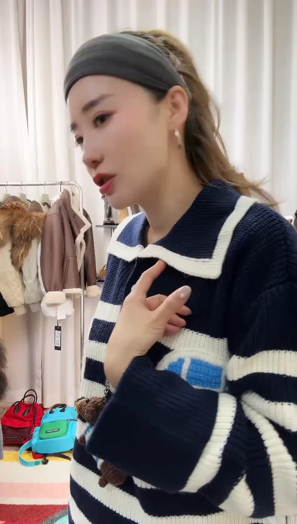 言***社特价商品不退不换 UP深蓝条开衫