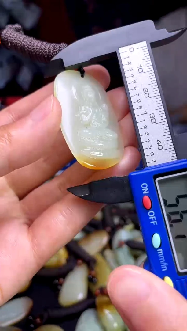 和田玉未镶嵌颈饰1