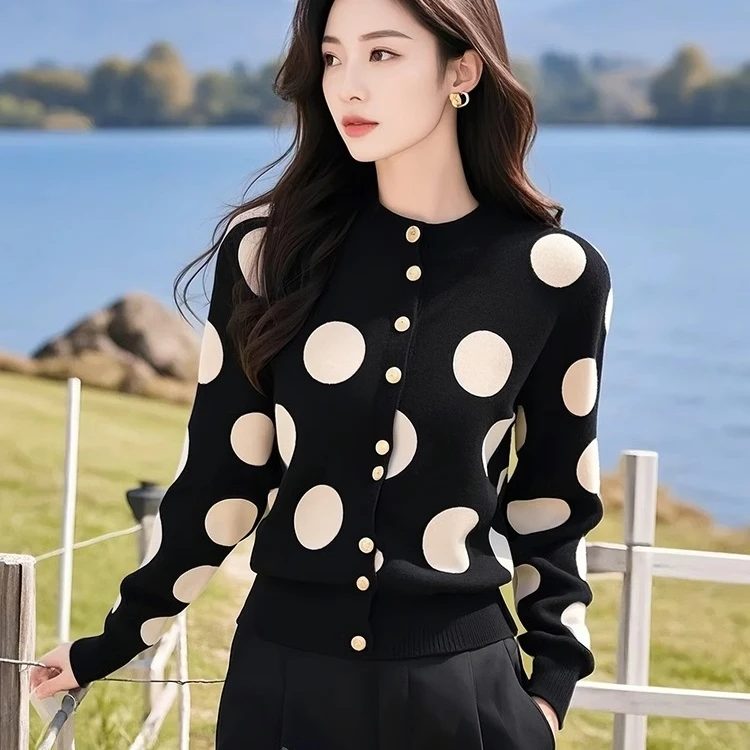 开春韩系穿搭独特漂亮的超好看黑色波点针织开衫毛衣女设计感小众