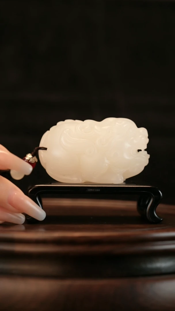 云南石荔枝白雕刻：招财貔貅