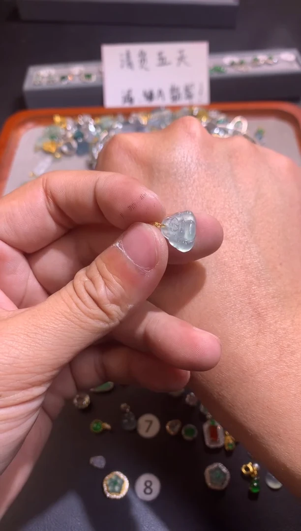 【闪购商品】翡翠吊坠(不含链)18K金镶嵌颜色随机