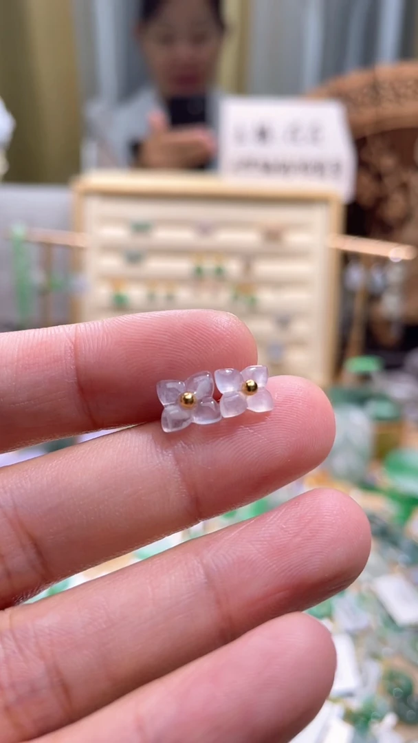 颈饰未镶嵌翡翠花一对耳钉