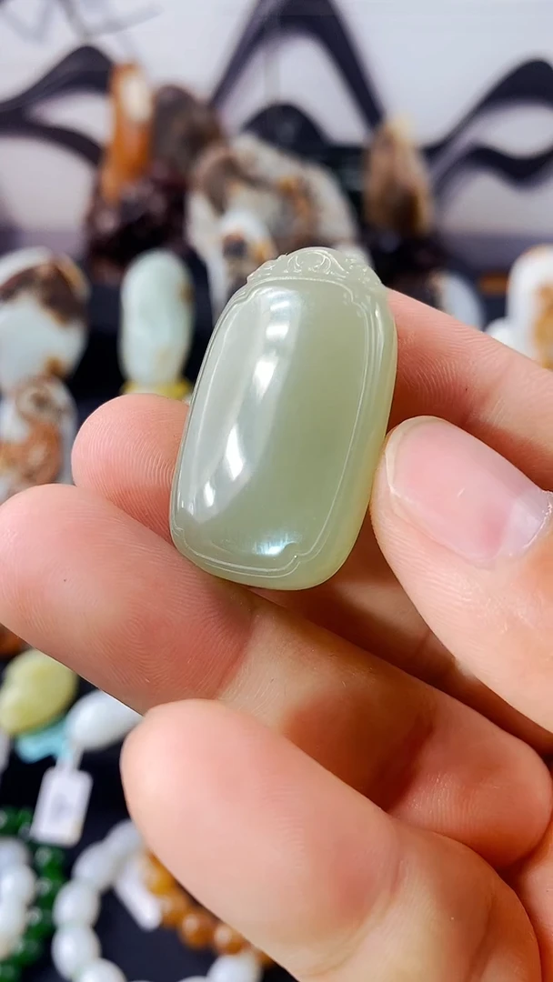 和田玉未镶嵌颈饰和田玉湖水绿面包无事牌 随机发