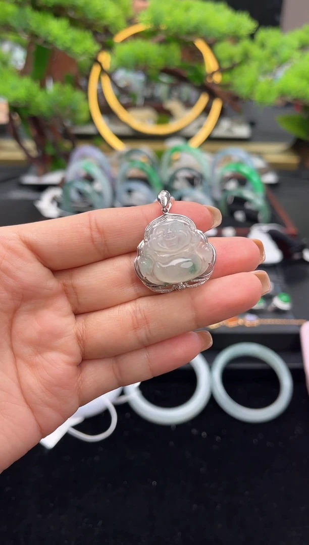 颈饰18K金镶嵌翡翠吊坠