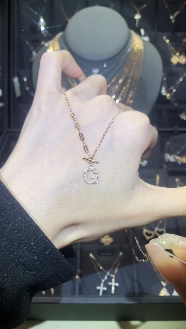 【闪购商品】钻石项链18K金镶嵌18K金玫  多人 字母G