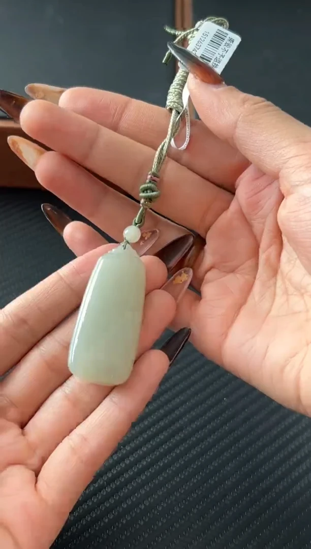 吊坠(赠链)未镶嵌和田玉且末微色差近矿吊坠m