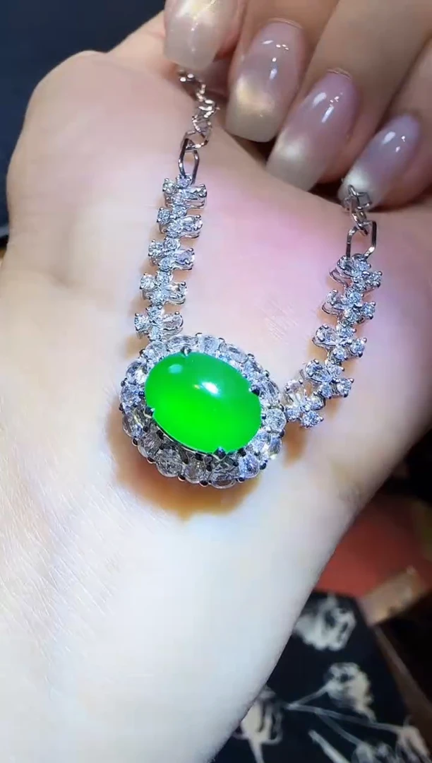 翡翠18K金镶嵌颈饰蛋面