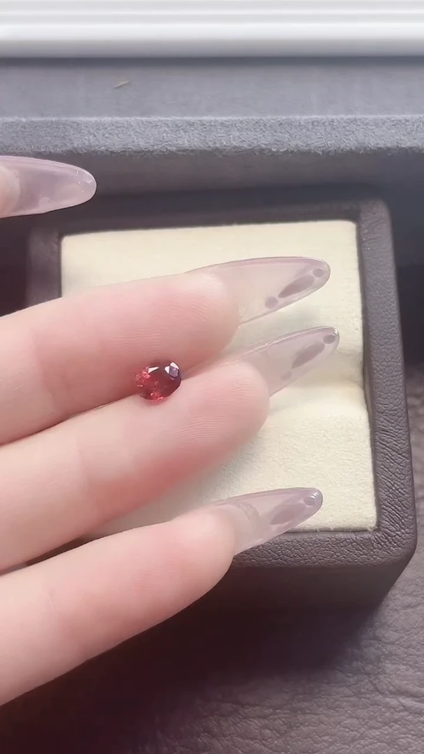 未镶嵌裸石石榴石红色0.9ct