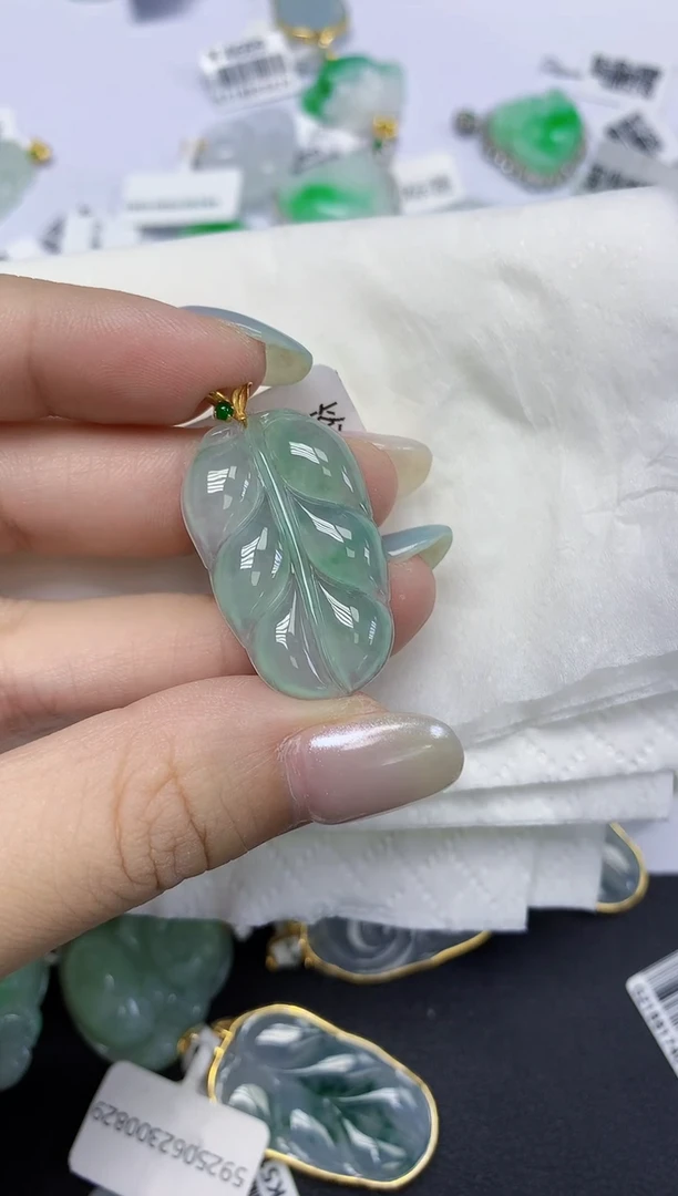 翡翠18K金镶嵌颈饰天然缅甸翡翠A货