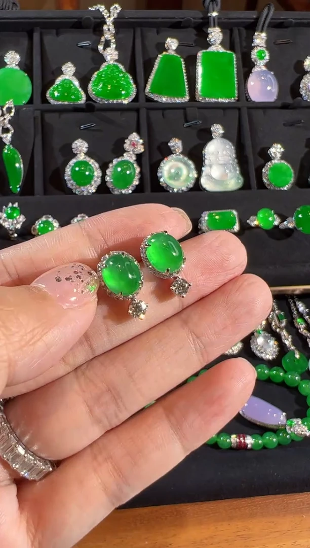 18K金镶嵌翡翠耳饰蛋面耳钉