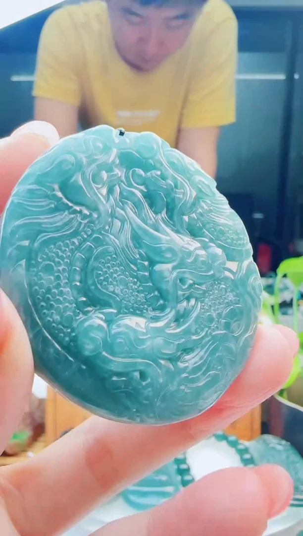 翡翠未镶嵌颈饰多样性发货其中一件