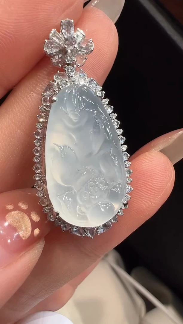 颈饰18K金镶嵌翡翠吊坠