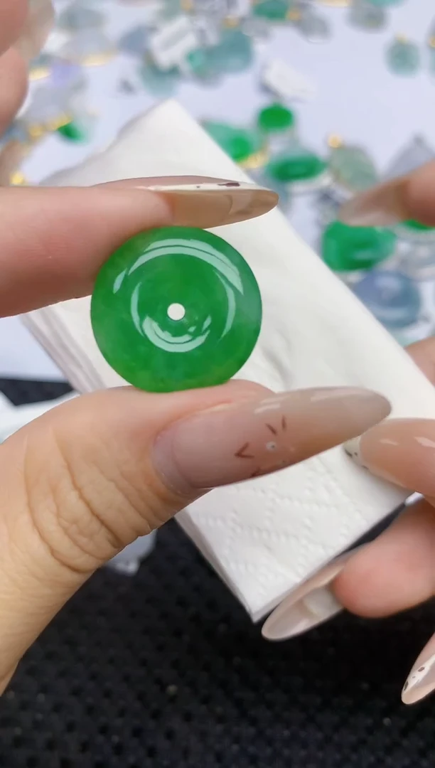翡翠未镶嵌颈饰360   天然翡翠A货
