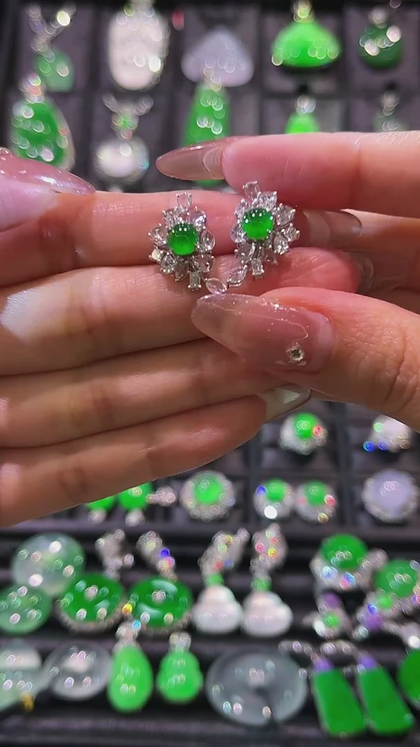 18K金镶嵌翡翠耳饰耳钉