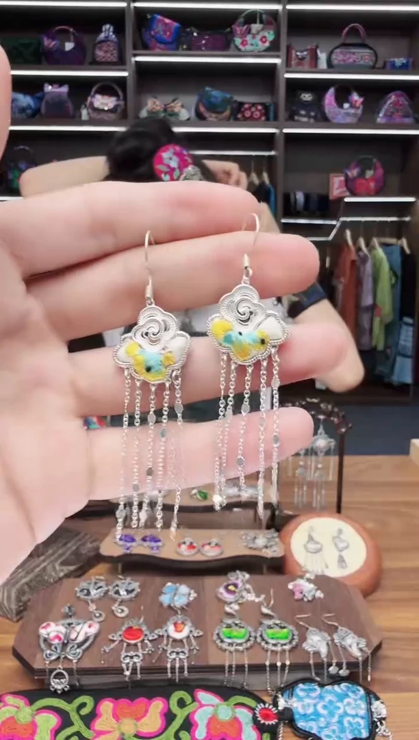 织绣10蒙阿苏苗绣传承店