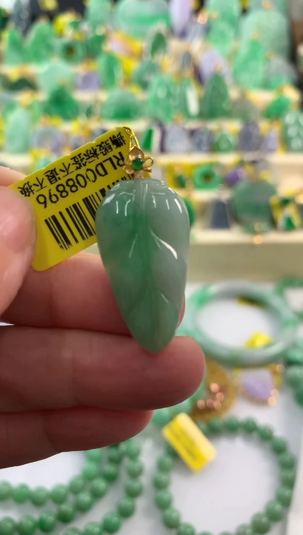 颈饰18K金镶嵌翡翠挂件