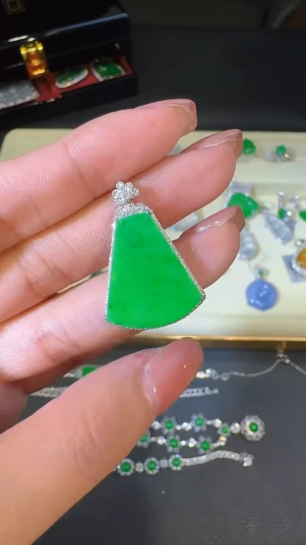 【闪购商品】翡翠吊坠(不含链)18K金镶嵌天然翡翠A货镶钻