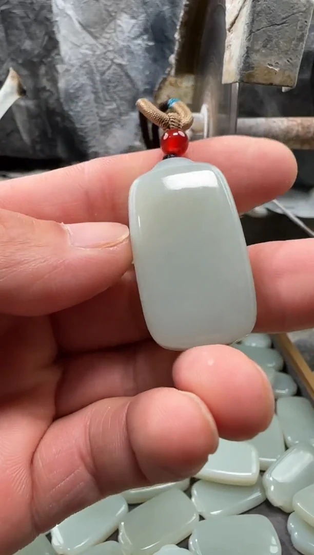 和田玉未镶嵌颈饰吊坠