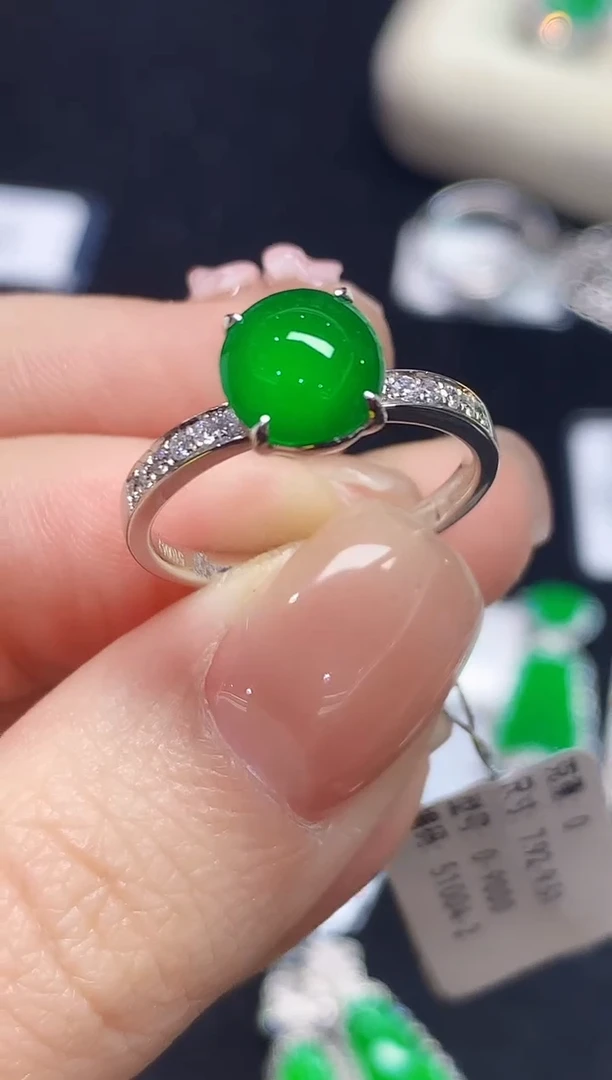 18K金镶嵌戒指翡翠多样性发其一