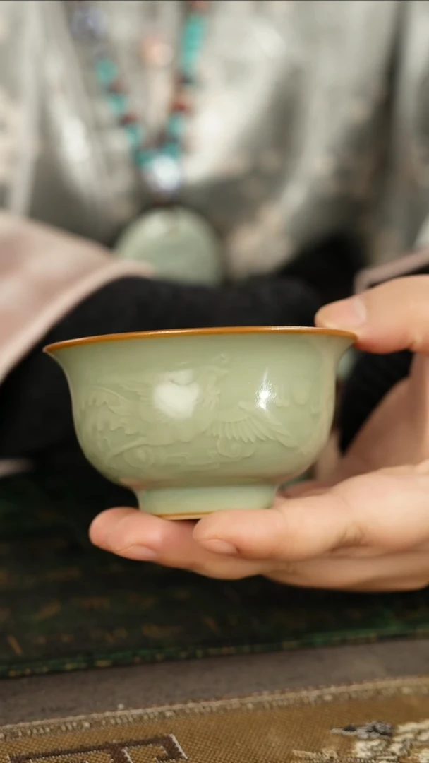 善窑厂汝窑粉青雕刻龙凤呈祥主人杯