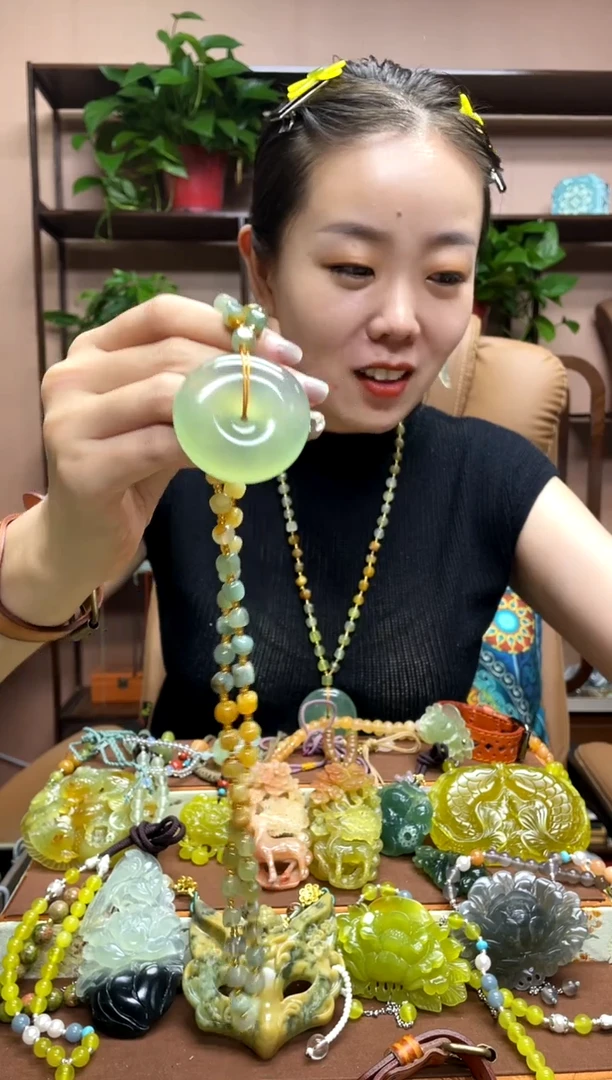 未镶嵌岫玉吊坠多样性发货发其中之一