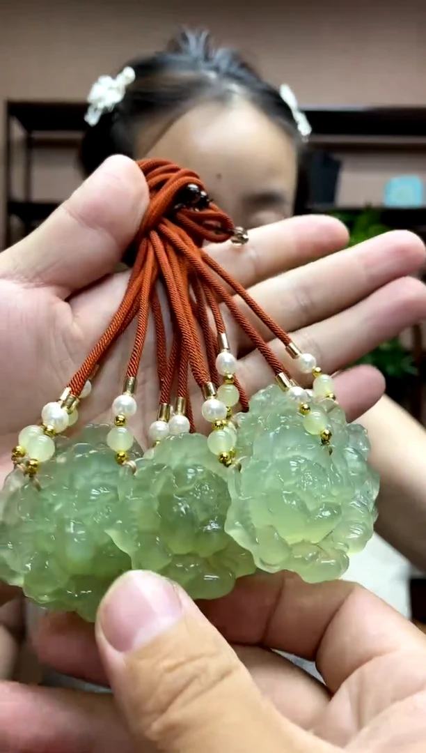 岫玉未镶嵌颈饰多样性发货发其中之一