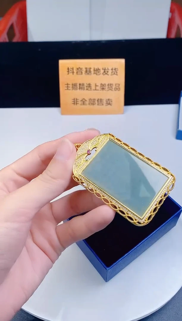 颈饰未镶嵌翡翠