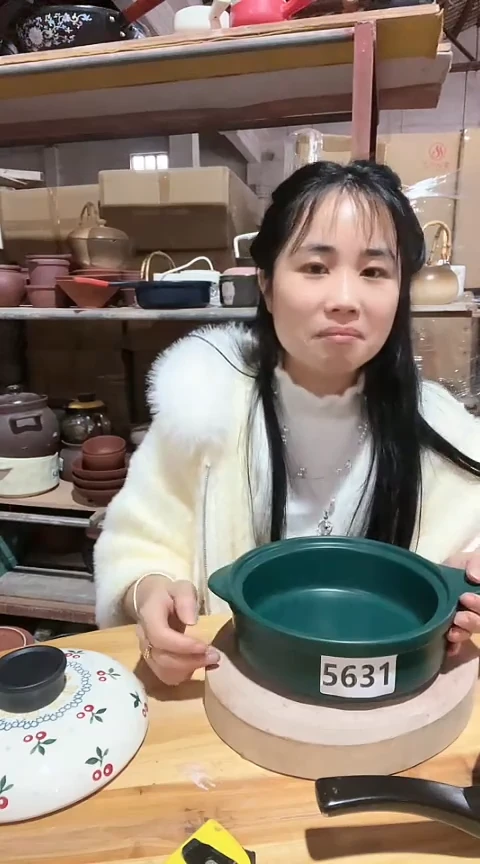陶瑕疵绿色手把锅不圆不带盖