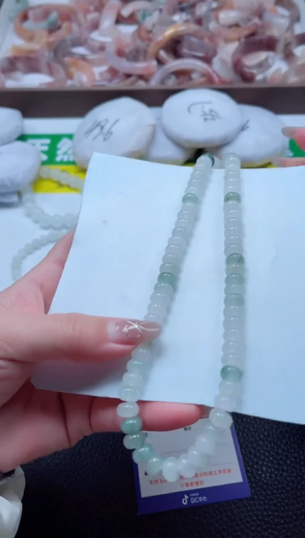 【闪购商品】石英质玉手镯未镶嵌天山翠算盘珠