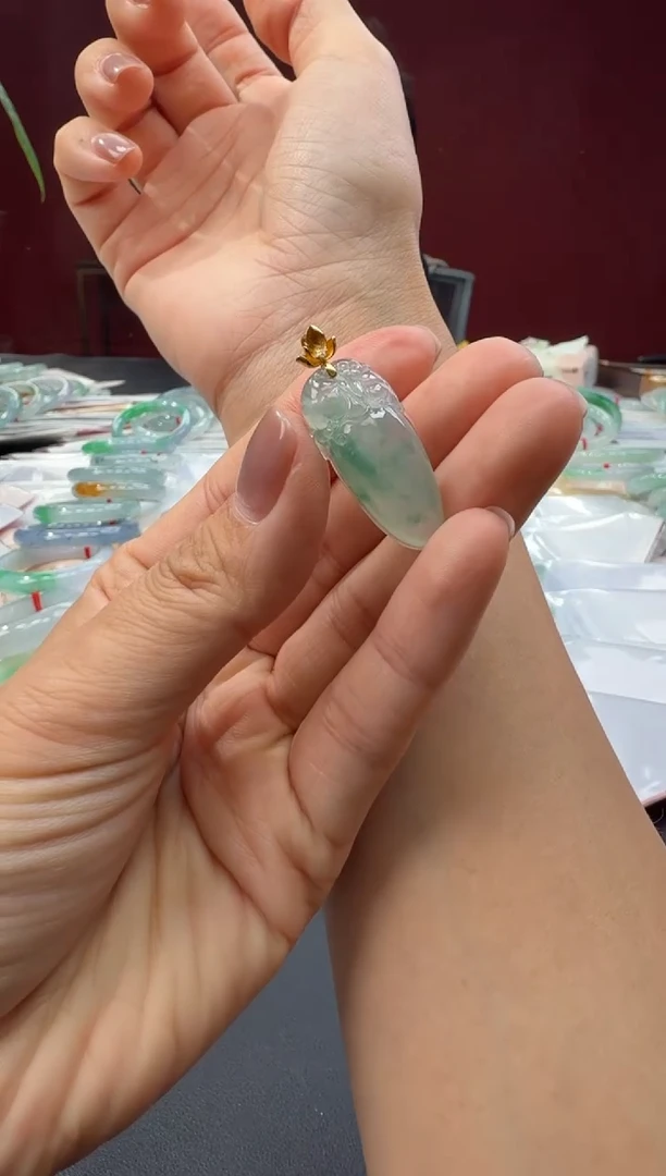 颈饰18K金镶嵌翡翠福瓜