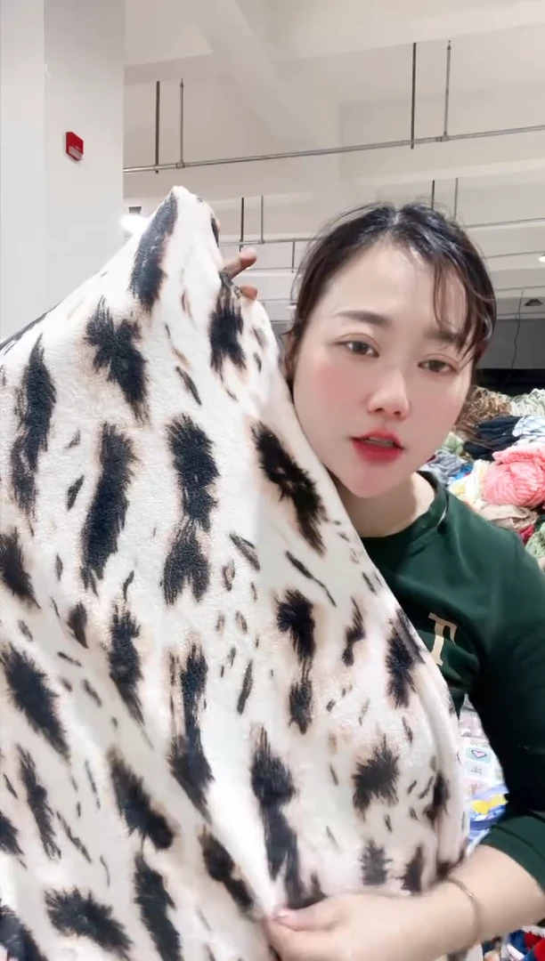 牛奶绒主播手上展示的产品