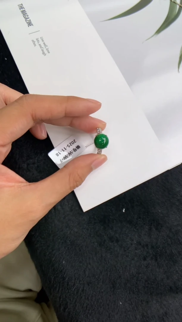 颈饰18K金镶嵌翡翠蛋面戒指