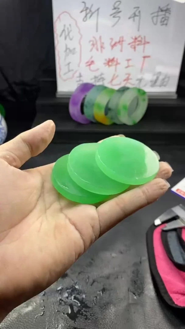玉冰绿花色镯心毛料一个
