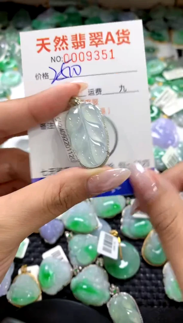颈饰18K金镶嵌翡翠1111111111111111