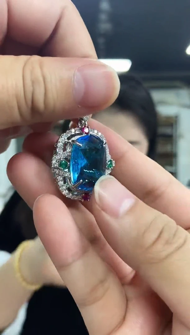 【闪购商品】托帕石吊坠未镶嵌多样性发其一，颜色微差
