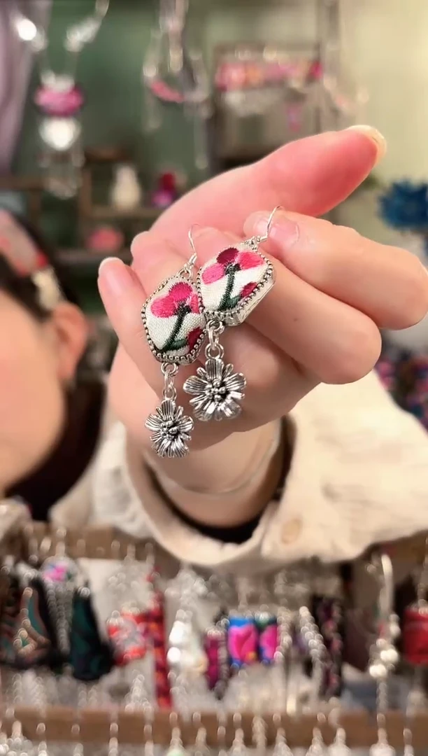 彩云南阁非遗老绣饰品502*