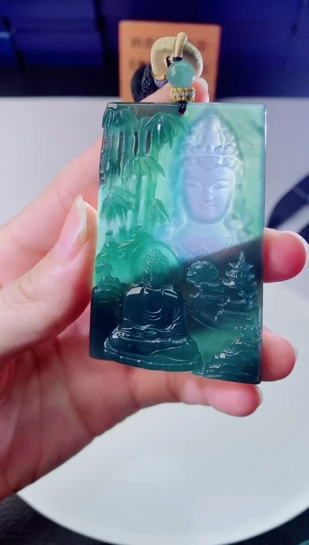 颈饰未镶嵌翡翠  `
