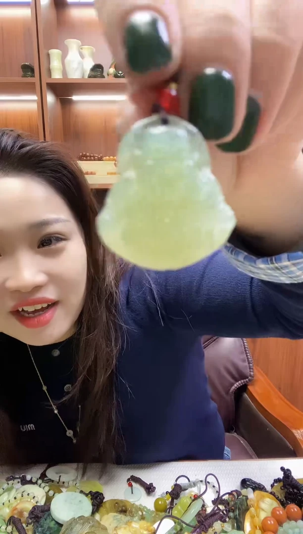 未镶嵌蛇纹石玉吊坠