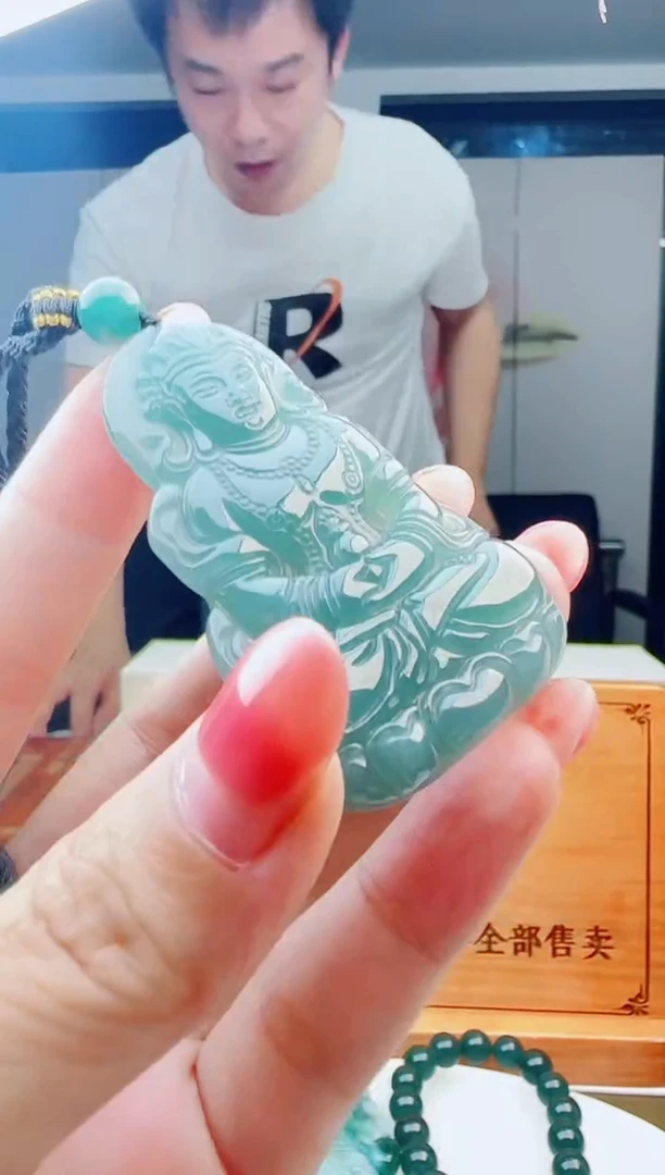 翡翠未镶嵌颈饰多样性发货其中一件