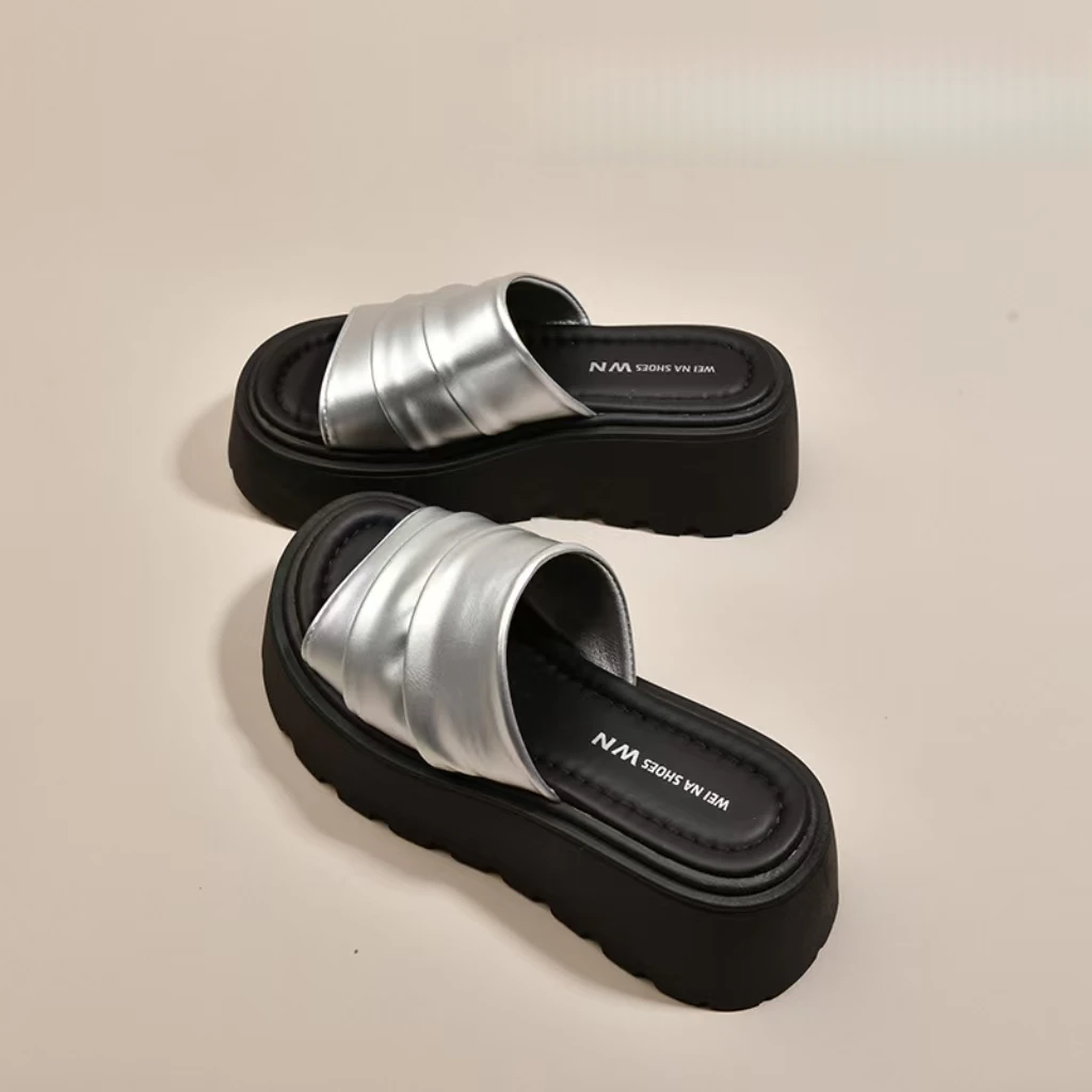 百搭厚底增高皱皱皮一字拖鞋女夏季外穿2025新款配裙子沙滩凉拖鞋