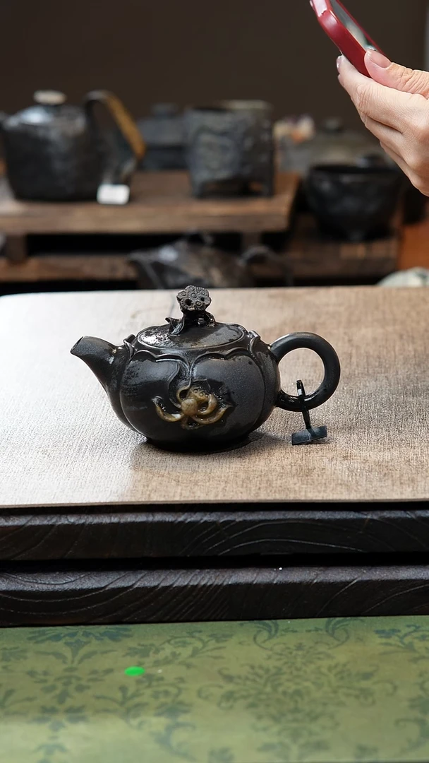 中式归玉堂冰碛岩重工雕刻俏色莲花壶