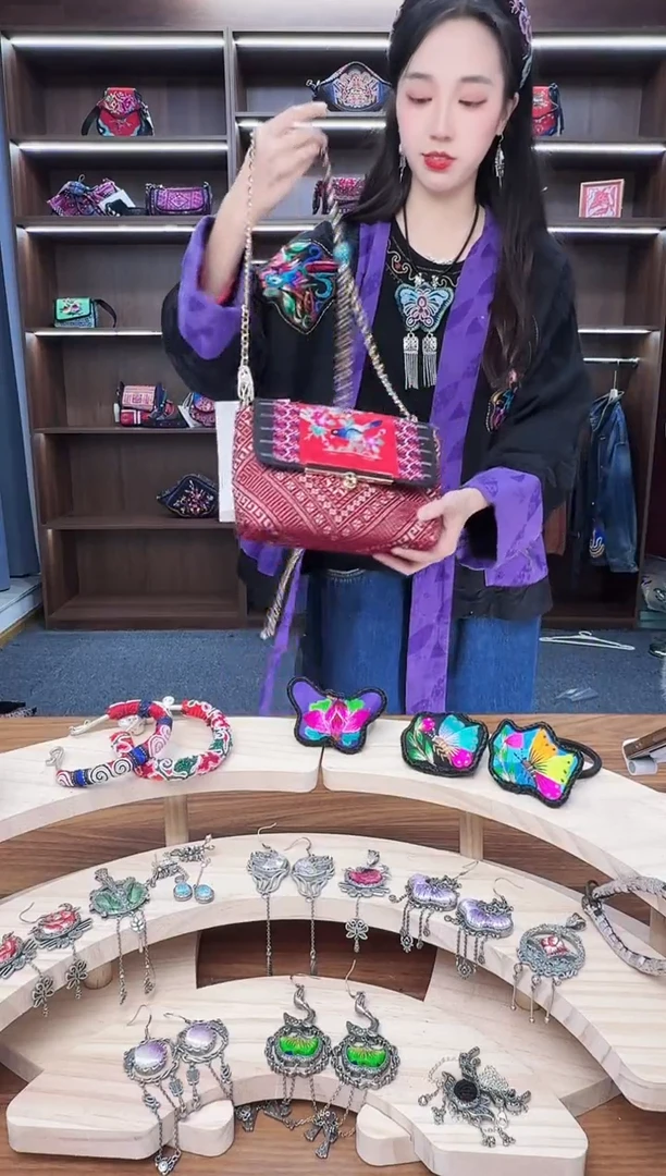 织绣A69蒙阿苏苗绣传承