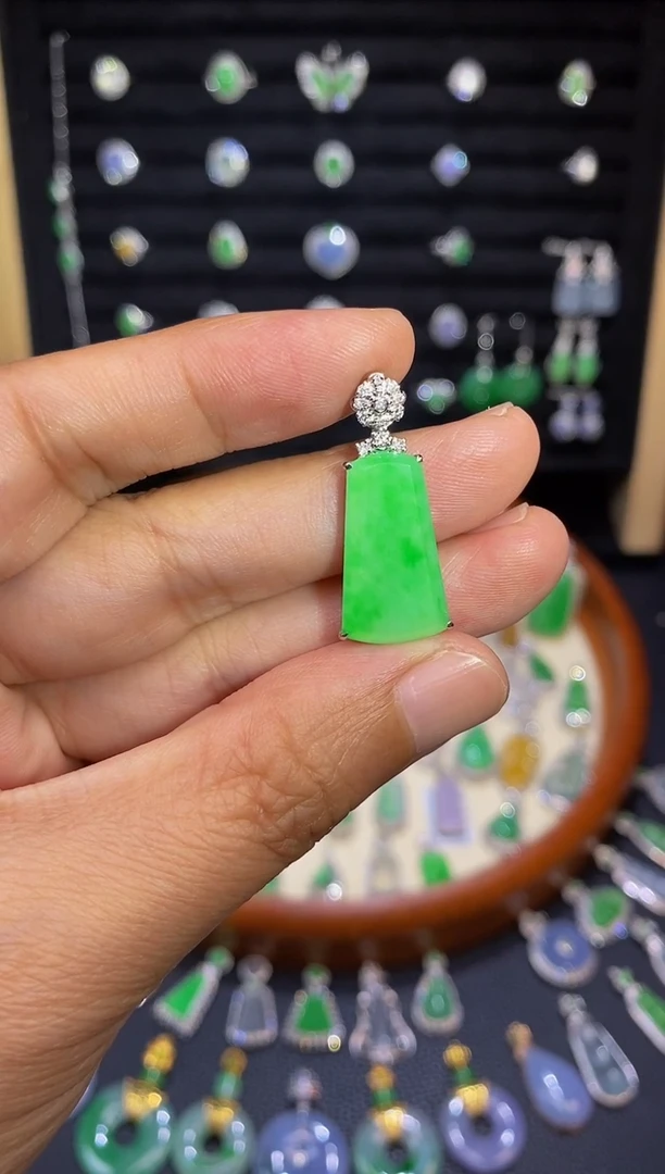 翡翠18K金镶嵌颈饰冰阳绿无事牌吊坠