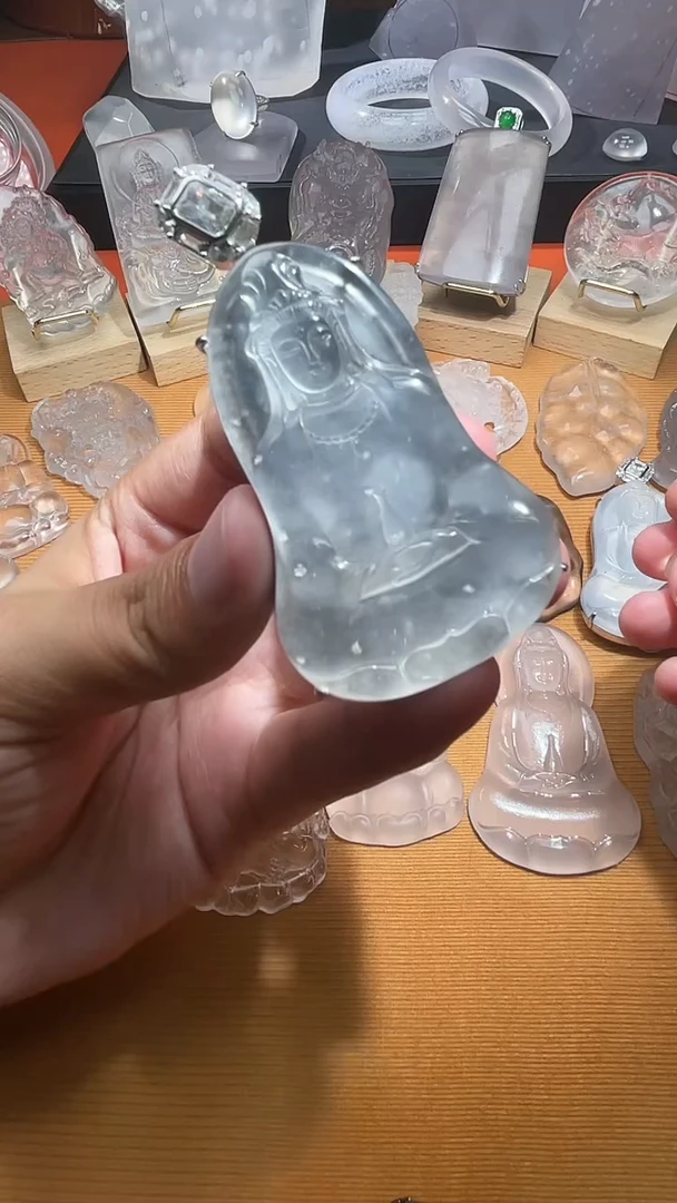 颈饰未镶嵌石英质玉抓****酒无