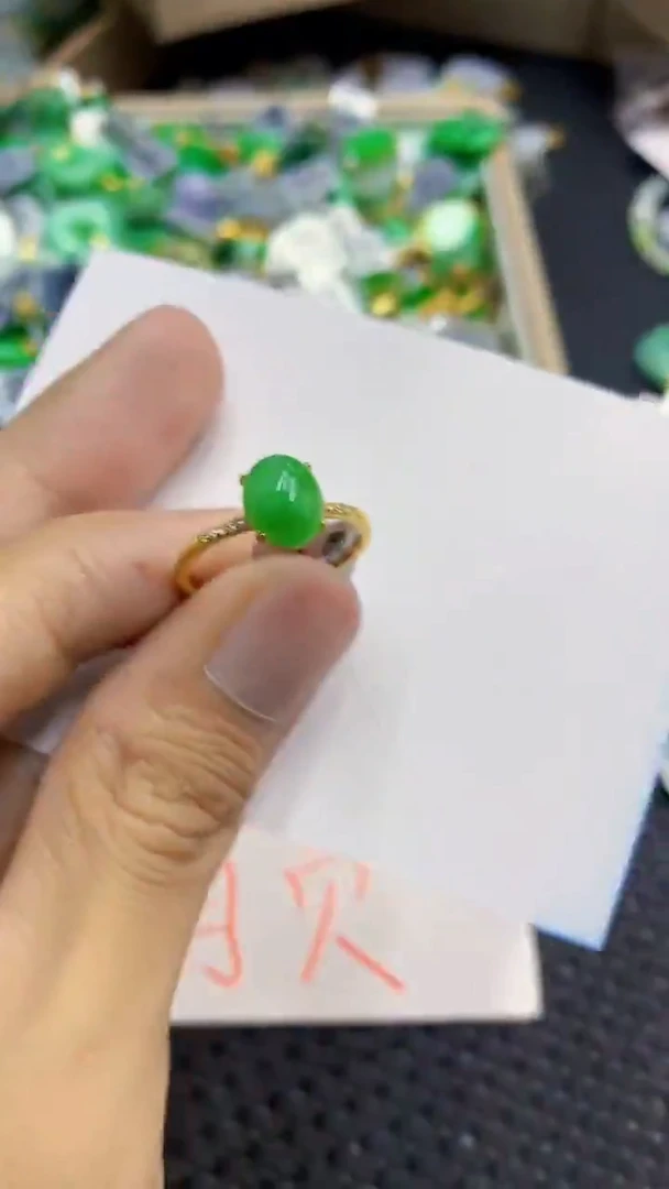 翡翠未镶嵌颈饰             1