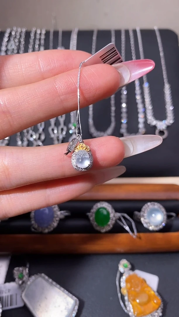 颈饰18K金镶嵌翡翠吊坠