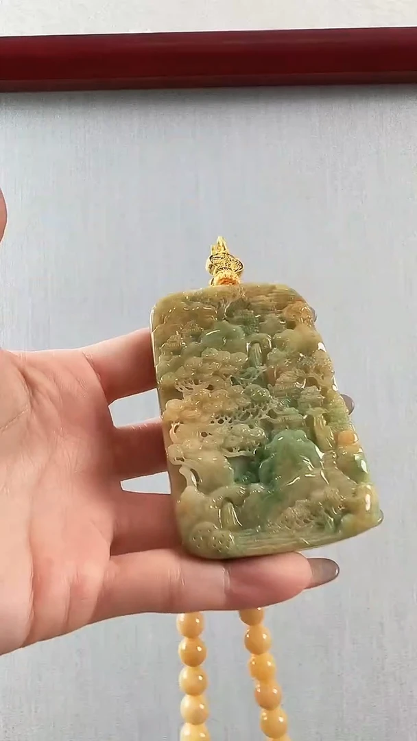 翡翠未镶嵌颈饰山水