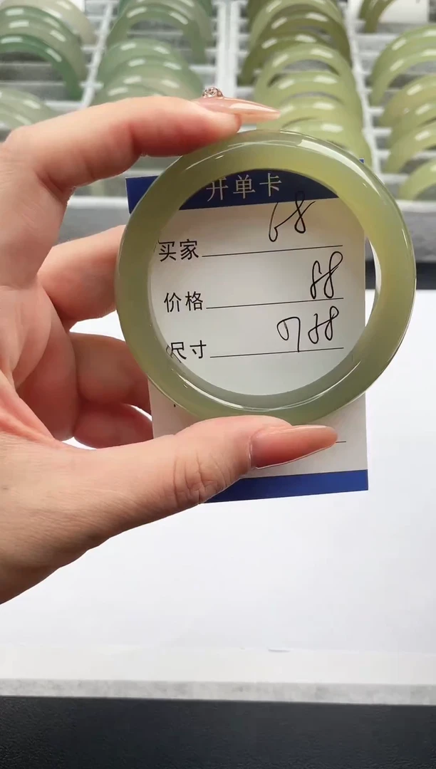 未镶嵌手镯石英质玉湖水绿