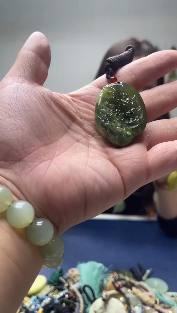 未镶嵌岫玉颈饰·