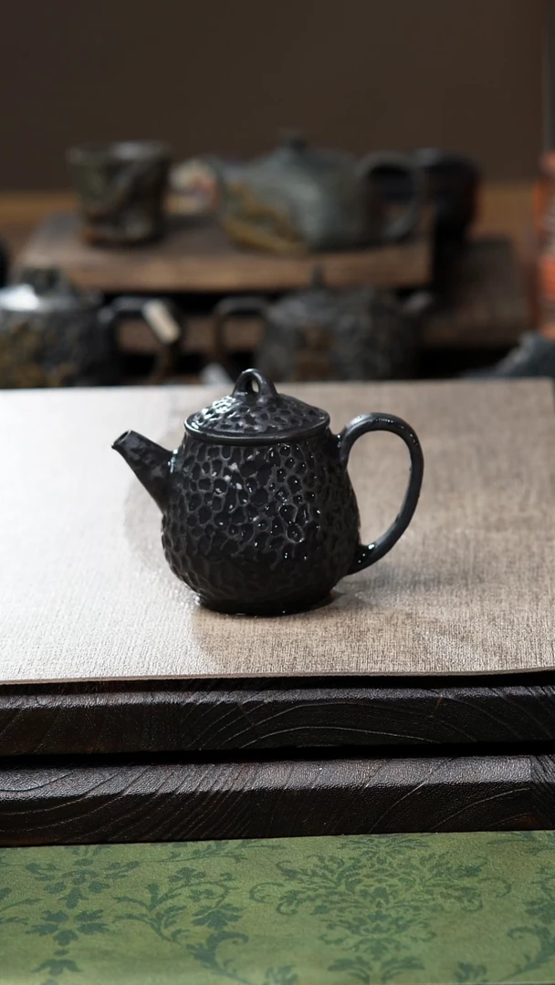 中式归玉堂冰碛岩重工雕刻灵泉壶